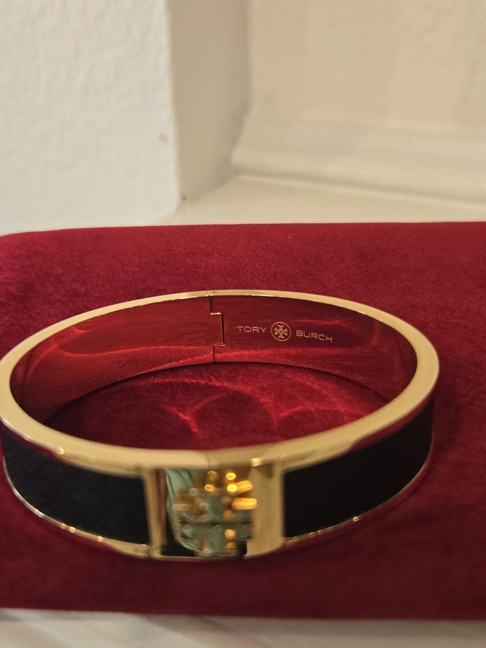 Brand New Black Tory Burch Kira Enamel Medium Hinged Bangle Bracelet with logo